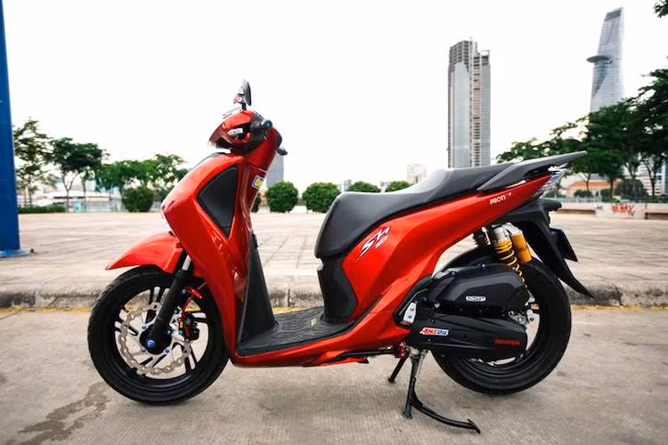 Ra mắt vào cuối năm 2016, xe ga Honda SH 2017 thế hê mới đã nhanh chóng được người tiêu dùng đón nhận với kiểu dáng đẹp mắt hơn, hiện đại hơn các thế hệ trước cùng những tiện ích mới. Trong số rất nhiều khách hàng sử dụng xe ga Honda SH, có không ít những người chơi xe đã tìm cách "dọn" lại mẫu tay ga này để nó càng trở nên nổi bật hơn.