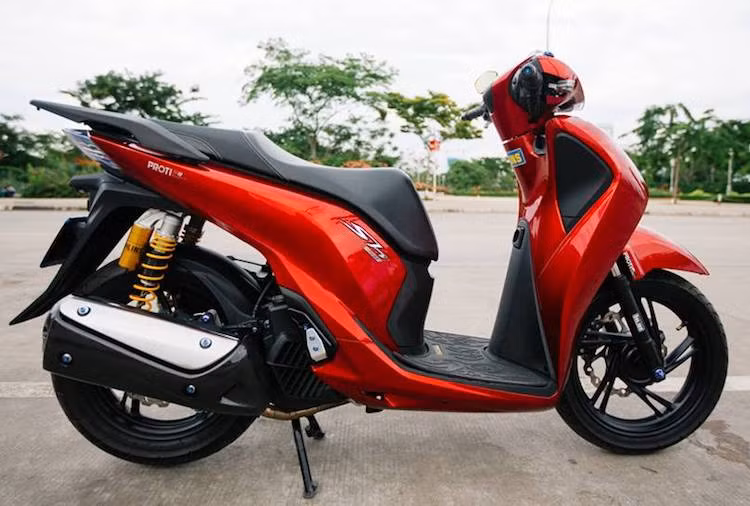 Vốn đã là mẫu xe tay ga cao cấp được ưa chuộng nhất Việt Nam hiện nay, đẳng cấp của Honda SH 2017 lại càng nâng cao khi được chủ xe Sài Gòn trang bị loạt đồ chơi "hàng hiệu".