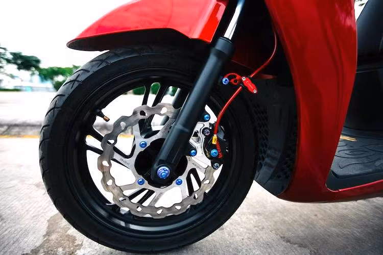 Vẫn giữ lại cặp mâm 16 inch nguyên bản, nhưng màu sơn và màu phuộc trước của chiếc xe đã được đổi lại thành màu đen mờ. Bên cạnh đó, hệ thống phanh trước của SH cũng đã được chủ nhân nâng cấp khá triệt để với đĩa Galfer 260, heo Brembo Billet HP và dây dầu Hel.