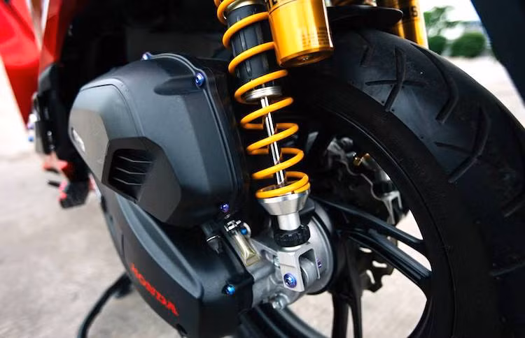 Phần động cơ của chiếc xe cũng không có sự thay đổi gì so với nguyên bản, ngoại trừ bưởng máy sơn màu đen mờ. Tuy nhiên, phía sau chiếc SH đã có một nâng cấp đáng giá là cặp phuộc Ohlins vốn dành cho SH300i, giúp chiếc xe ổn định hơn trên đường.