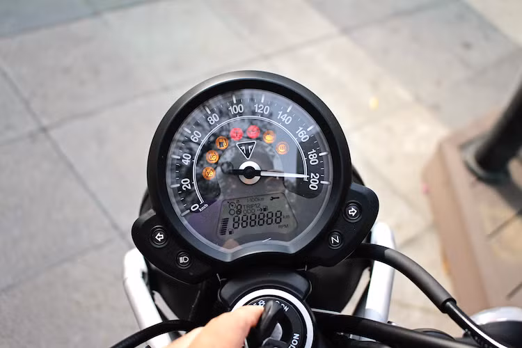 Không giống như phiên bản Street Cup cũng được trưng bày tại triển lãm EICMA, Street Scrambler vẫn sử dụng đồng hồ đơn với màn hình chỉ báo LED nhỏ như Street Twin. Chiếc xe cũng được tích hợp sẵn hệ thống phanh ABS có thể tắt được, tay ga điện tử và hệ thống điều khiển lực kéo.