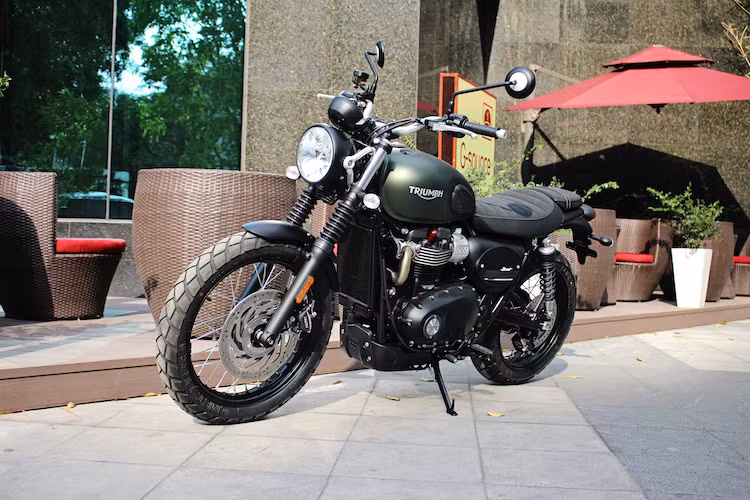 Triumph Street Scrambler không phải là mẫu xe scrambler đầu tiên được Triumph sản xuất. Trước đây, hãng cũng đã từng có chiếc Bonneville Scrambler; tuy nhiên so với mẫu xe này, Street Scrambler mới mang đậm "chất Scrambler" hơn, hướng trực tiếp tới đối thủ Ducati Scrambler.