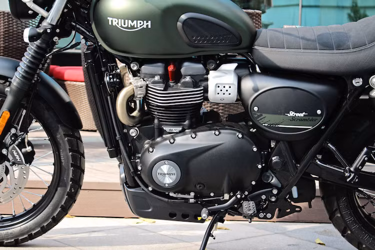 Động cơ của Street Scrambler cũng hoàn toàn không có gì thay đổi so với Street Twin. Vẫn có dạng 2 xi-lanh thẳng hàng 8 van, làm mát bằng dung dịch nhưng so với dòng Bonneville cũ, động cơ của Street Twin được nâng dung tích lên từ 865 lên thành 899 cc. Công suất tối đa của động cơ là 54 mã lực và mô-men xoắn cực đại 79,9 Nm.