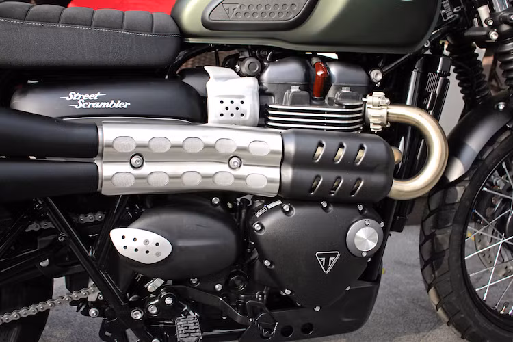 Theo Triumph, động cơ này đem tới mô-men xoắn cực đại lớn hơn 18% so với chiếc Bonneville cũ, và tiết kiệm nhiên liệu hơn 36%. Một điểm mới khác của động cơ trên Street Twin đó là hệ thống tản nhiệt bằng chất lỏng thay vì chỉ sử dụng không khí như trước đây. Đương nhiên, chiếc xe sẽ có hệ thống phun xăng điện tử.