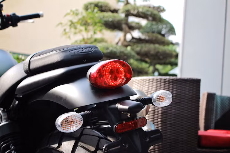 Đèn hậu của xe dù mang phong cách cổ điển nhưng bên trong được trang bị công nghệ chiếu sáng LED giống những mẫu xe hiện đại. Cụm đèn hậu phía sau xe giống như Street Cup và Street Twin, trong khi cụm đèn xi-nhan giống như phía trước và dựa trên Street Twin.