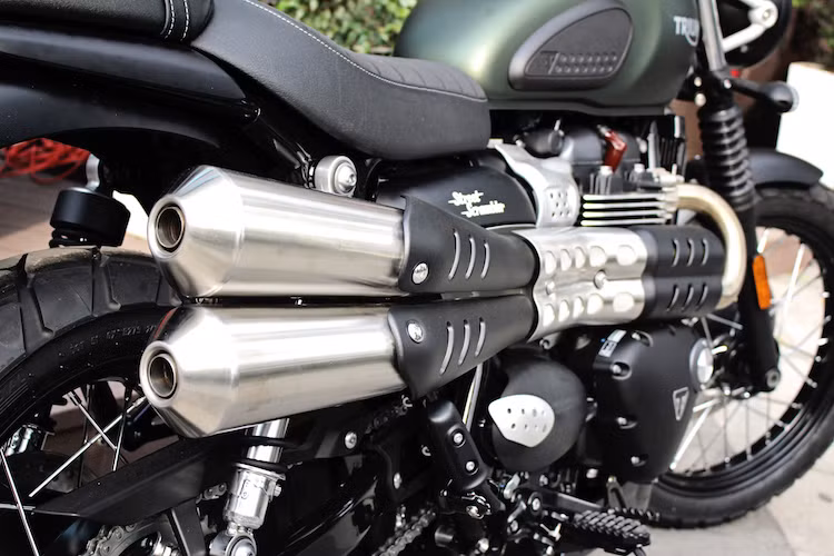 Theo đúng phong cách scrambler, chiếc xe có pô vắt được đặt cao với lon pô 2 nòng. Khách hàng cũng có thể nâng cấp lên lon Vance &amp; Hines "hàng hiệu" nếu bỏ thêm tiền. Cặp gác chân ở hai bên thân xe cũng đã được thay đổi với bề mặt gai, tăng ma sát với đế giày.