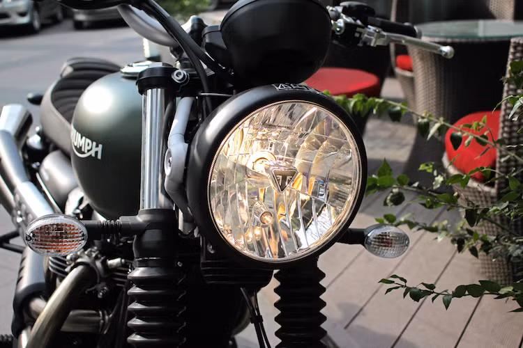 Dựa trên dòng Street Twin, tuy nhiên Triumph Street Scrambler đã có một loạt các thay đổi để trở thành một chiếc scrambler thực thụ. Tuy nhiên giống như Street Twin, chiếc xe vẫn giữ nguyên đèn pha chóa tròn và đèn xi-nhan cổ điển, chỉ có sự khác biệt về màu sơn. Logo chữ T của Triumph được đặt ở chính giữa, bên trong chóa pha của xe.
