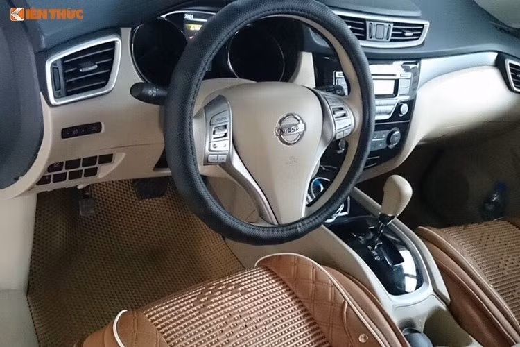 Bước vào bên trong nội thất, X-Trail một lần nữa gây ấn tượng bởi thiết kế đơn giản nhưng thanh nhã. Bảng táp lô của xe có thiết kế hài hòa, cong đều xuống dưới, ít chi tiết rườm rà. X-Trail cũng sở hữu nhiều tính năng hấp dẫn như hệ thống giữ ga tự động Cruise Control, cần gạt mưa thông minh, ghế lái điều chỉnh điện...