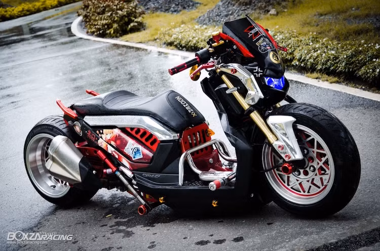 Chiếc xe tay ga cá tính Honda Zoomer X 110 đã được shop độ Thái Lan độ lại "hết bài", với kiểu dáng "siêu thấp", dàn "đồ chơi" phủ kín xe và trang trí lấy ý tưởng từ game Nhật.