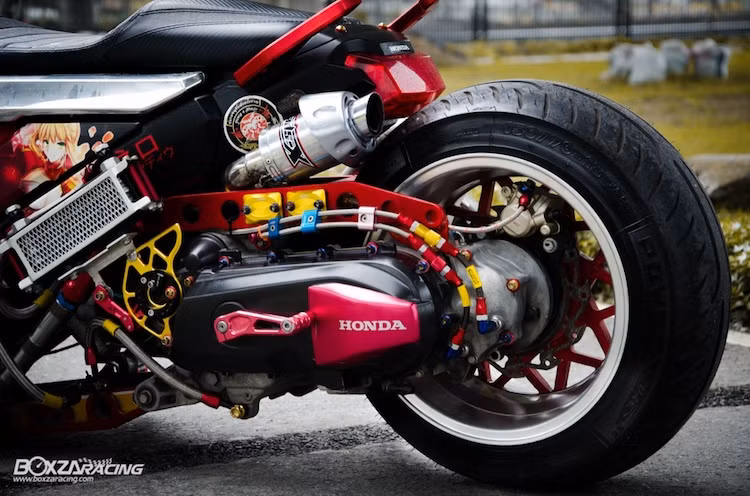 Ở phía sau, khối động cơ 110 cc nguyên bản của Zoomer X được giữ nguyên kết cấu bên trong, nhưng được độ bên ngoài "chằng chịt" với các chi tiết như két tản nhiệt dầu, dây dầu Earl's, tấm chắn bảo vệ Rizoma... Đặc biệt, động cơ đã được đẩy lùi về phía sau tới 16 inch, kết hợp với hệ thống phuộc khí để khiến chiếc Zoomer X có dáng "trường" và thấp sát đất.