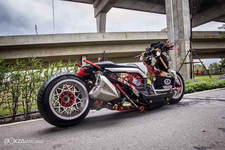 Bộ yên nguyên bản của Zoomer X đã được thay thế bởi yên độ với vỏ bọc vân Kevlar thể thao. Dù có thân xe tối giản với rất ít chi tiết vỏ nhựa, tuy nhiên vỏ xe vẫn được trang trí bởi bộ decal từ X-Speed với các họa tiết hình nhân vật Saber trong series game Fate/ từ Nhật.