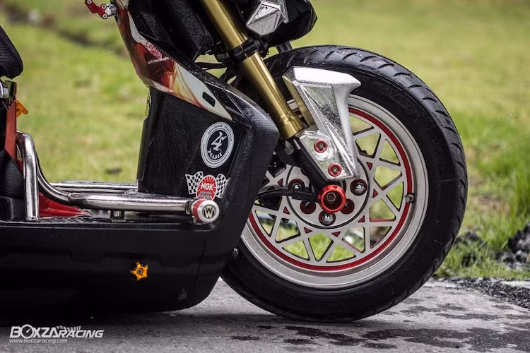 Trên bản độ này, thay vì bộ mâm nguyên bản 7 cánh xoắn, chiếc xe đã được trang bị mâm đường kính 13 inch với thiết kế dạng nan hoa theo phong cách mâm độ BBS của xe hơi. Ở phía trước, mâm có bản rộng lên tới 4,5 inch và đi kèm lốp Michelin Power Pure SC với kích cỡ 120/70/13. Để khiến chiếc xe nằm "sát đất", cặp phuộc USD đã được cắt ngắn tối đa.