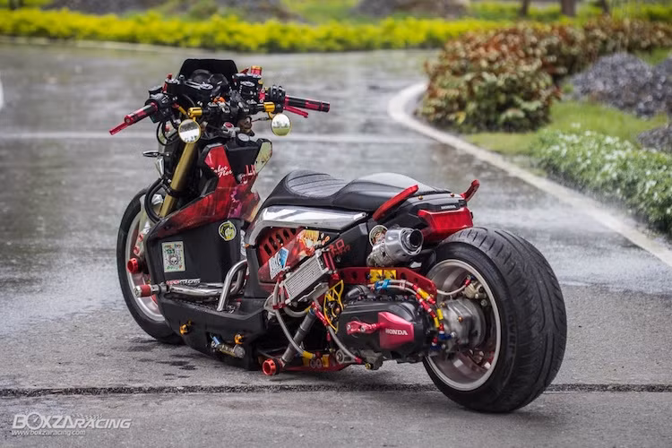 Tương tự như Zoomer 50, Honda Zoomer X cũng thường được độ theo phong cách Nhật với thân xe hạ thấp cùng một loạt "đồ chơi" bắt mắt. Đi theo phong cách này, một xưởng độ ở tỉnh Saraburi, Thái Lan đã "lột xác" cho Zoomer X với vẻ ngoài cực kỳ độc đáo và đầy "chất chơi".