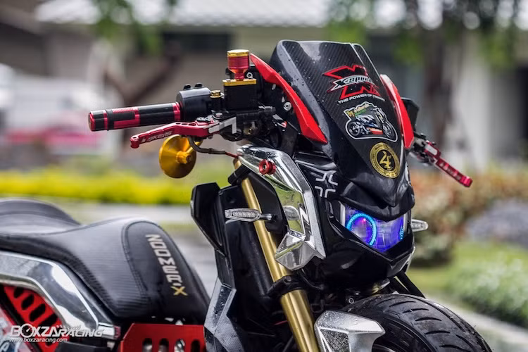 Ở phía trước, đèn pha nguyên bản của Zoomer X đã được chế bóng pha thấu kính projector và kèm theo dải sáng Angel Eyes như xe BMW bao quanh. Với mặt nạ trước của X-Speed, phần đầu xe đã có thiết kế khác biệt. Ở phía sau là khu vực tay lái "hằng hà sa số" đồ chơi, có thể kể tới bao gồm cặp tay phanh Bikers, bao tay Rizoma Lux, gương hậu Racing Boy, đồng hồ Koso...