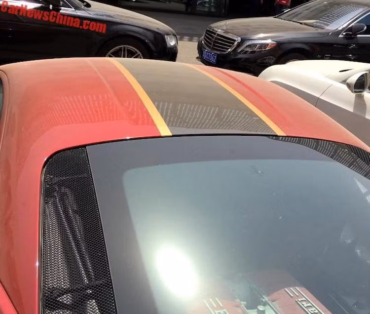 Vạch kẻ trên nắp ca-pô chạy tới hết đuôi xe, kết thúc ở logo Ferrari phía sau nắp máy. Tuy nhiên không giống như nắp ca-pô, các vạch trên mui xe và nắp máy chỉ là decal dán bình thường. Toàn bộ thân xe được sơn trong tông màu đỏ đặc biệt với tên gọi Marco Polo, trong khi bộ mâm có màu vàng đồng nổi bật.