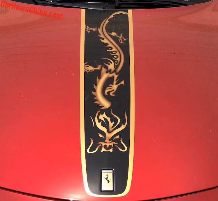 Về thiết kế, 458 "rồng" không có gì khác biệt so với các phiên bản thường. Điểm khiến chiếc xe trở nên đặc biệt đó là các chi tiết trang trí mới ở cả bên trong lẫn bên ngoài. Trong đó, nổi bật nhất phải kể tới nắp ca-pô được sơn một dải sọc với hình rồng Trung Quốc hướng thẳng vào "ngựa chồm" ở logo của hãng siêu xe Ferrari.