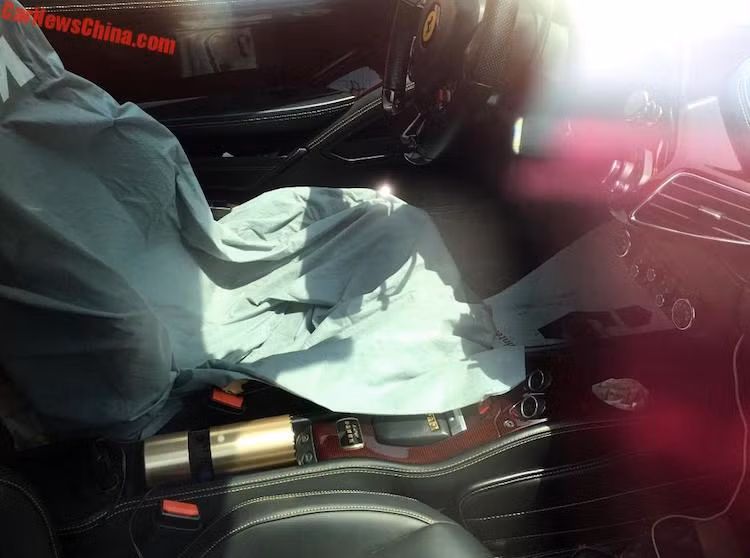 Ở bên trong nội thất, 458 "rồng" sở hữu các chi tiết ốp trang trí bằng sợi carbon đỏ, một số điểm nhấn màu vàng kim loại và tấm bảng đánh số thứ tự dưới bệ trung tâm. Trên tựa đầu và dưới thảm để chân, chiếc xe đã được thêu chữ "Long" bằng tiếng Hán cổ.