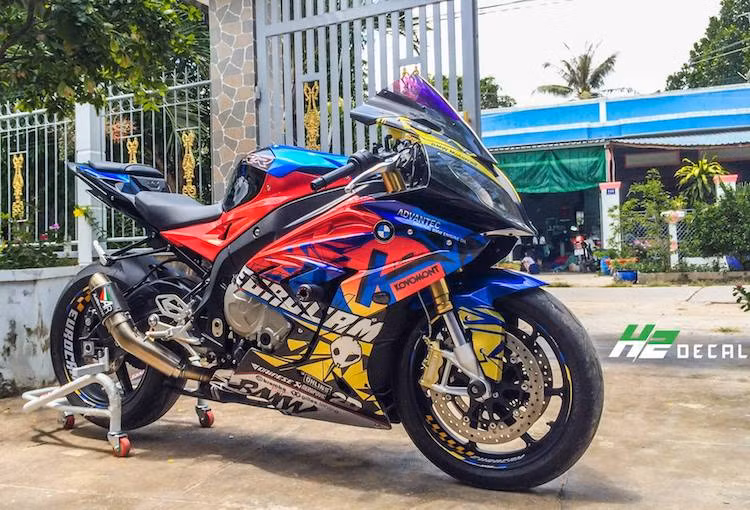 Tuy nhiên, điểm nổi bật nhất trên chiếc S1000RR này lại là bộ tem trùm với các họa tiết bắt mắt và nhiều màu sặc sỡ dán trên chiếc xe. Thiết kế của bộ tem đã được lấy cảm hứng từ "dàn áo" Eurocam trên chiếc xe đua rally Ford Fiesta Racing của đội Slovak Melico Racing.