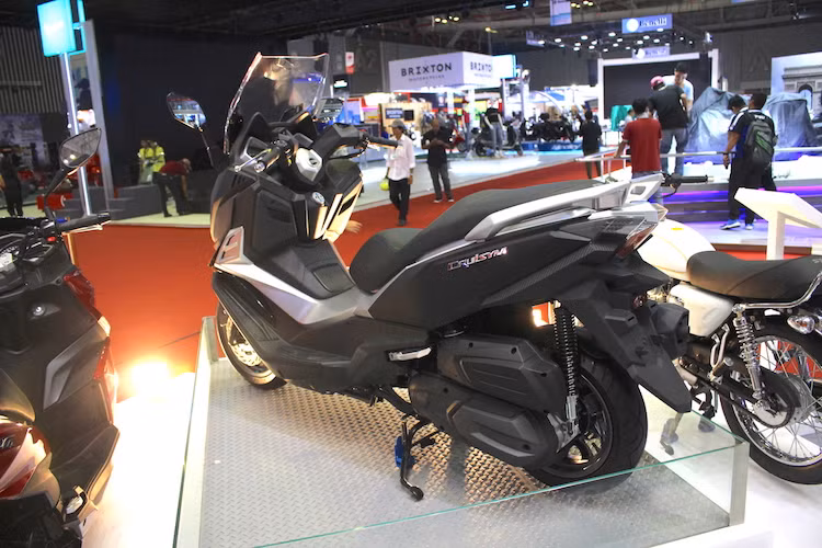 Hiện tại, SYM chưa có kế hoạch bán CruiSYM 300i tại Việt Nam. Tại thị trường Malaysia, SYM CruiSYM 300i sẽ chính thức có mặt từ quý 2/2017 với giá bán từ 15.000 Ringgit (tương đương 77,5 triệu đồng).