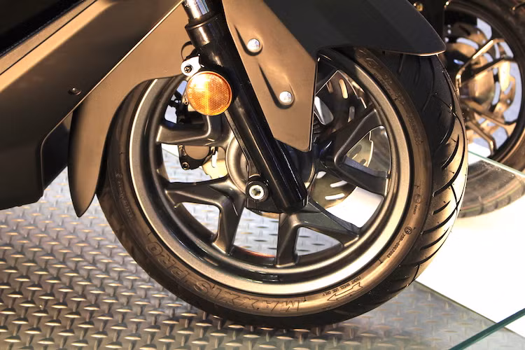 Là một mẫu xe môtô maxi scooter, xe được trang bị cặp bánh với cấu hình vành 14 inch ở phía trước và 13 inch ở phía sau. Cả hai bánh đều sử dụng phanh đĩa, với đĩa trước 260 mm và đĩa sau 240 mm. Hệ thống chống bó cứng phanh ABS là trang bị tiêu chuẩn trên CruiSYM 300i.