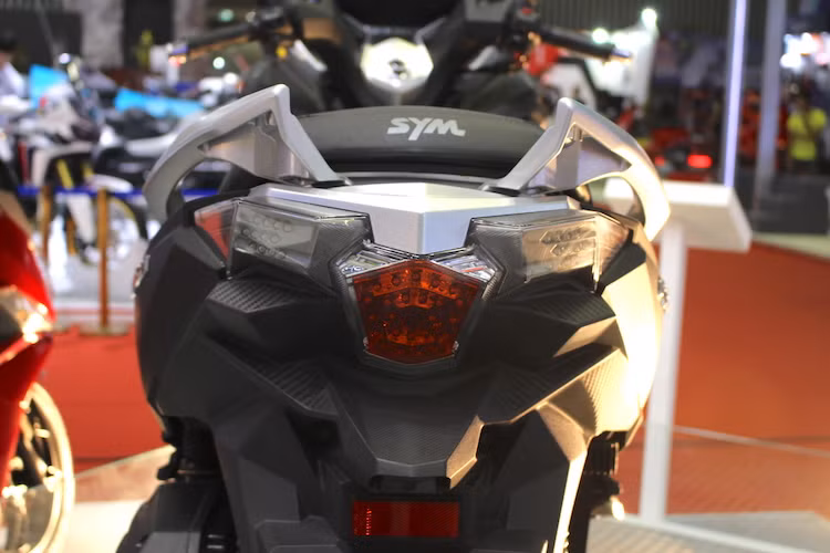 Phần đuôi của CruiSYM sở hữu cụm đèn có thiết kế góc cạnh. Điểm nhấn đặc biệt của CruiSYM 300i đó là các công nghệ được SYM trang bị sẵn hoặc là tùy chọn trên xe. Chiếc xe được bán ra với hệ thống lái 3 chế độ Cruise - Normal - Sport, cổng sạc USB và ổ điện 12V trong hộp đựng găng tay.