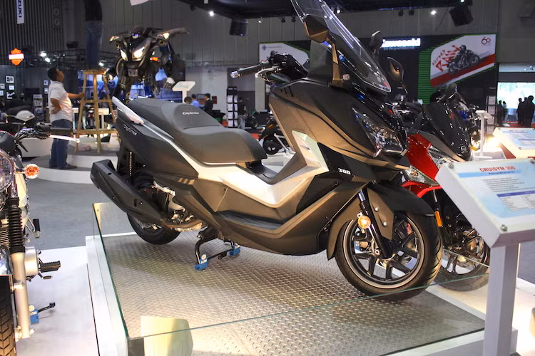 Những người quan tâm tới môtô chắc chắn sẽ nhận ra SYM CruiSYM 300i chính là phiên bản thương mại của mẫu concept MAXSYM 500 được trưng bày tại triển lãm EICMA 2015, và cũng đã từng xuất hiện tại Việt Nam hồi tháng 4 tại triển lãm xe máy VMCS 2016. So với bản concept, SYM CruiSYM 300i đã có khá nhiều sự thay đổi.