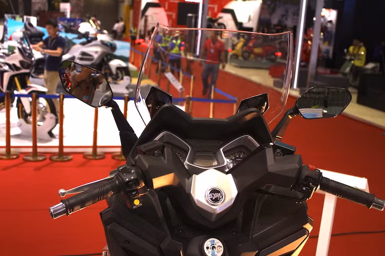 Tương tự như phiên bản concept, bảng đồng hồ của SYM CruiSYM 300i cũng có thiết kế khá giống xe hơi với một màn hình hiển thị đa thông tin nhỏ ở chính giữa, 2 bên là các đồng hồ báo tua máy và báo tốc độ.