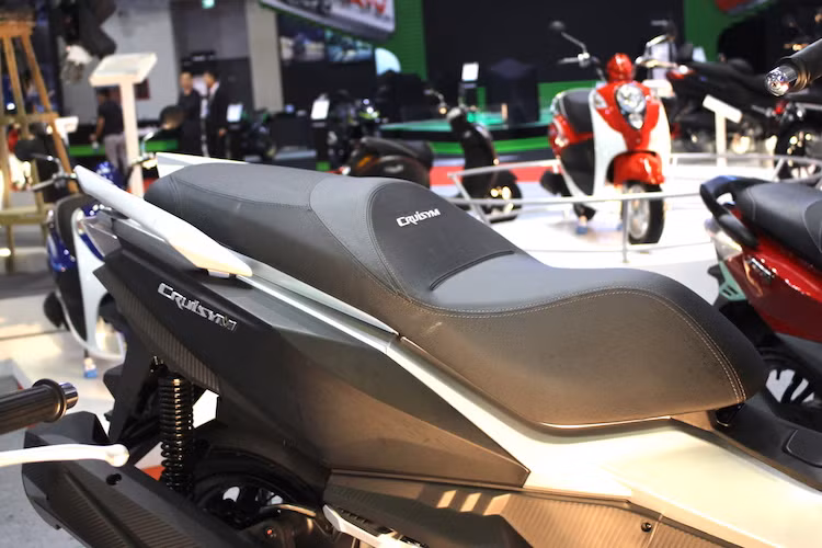 Cũng giống như nhiều mẫu xe maxi scooter khác, CruiSYM 300i sở hữu khoang hành lý dưới yên rất rộng, với thể tích đủ để chứa được 2 mũ bảo hiểm full face. Bên cạnh đó là những hộc chứa đồ nằm ở phía sau yếm của xe. Do được thiết kế để hướng tới cả những hành trình dài trên cao tốc, chiếc xe cũng có bình nhiên liệu lớn với thể tích lên tới 12 lít.