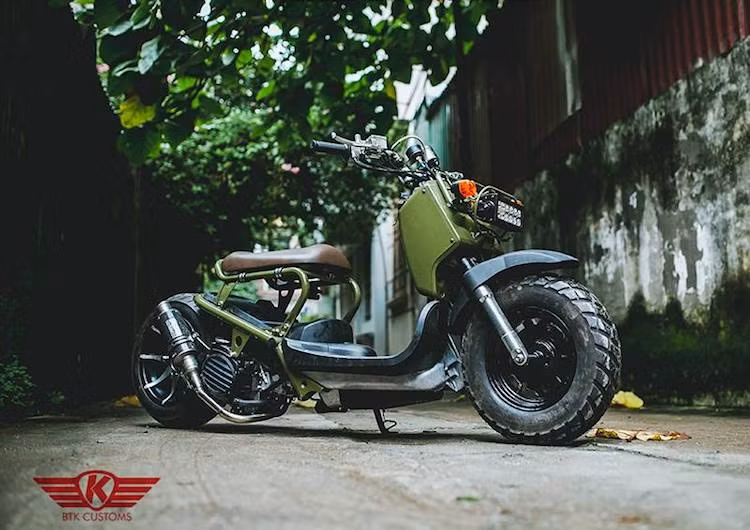 Với kiểu dáng tối giản đầy cá tính, mẫu xe tay ga Honda Zoomer 50 hay Honda Ruckus 50 được dân chơi xe trên toàn Thế giới ưa chuộng. Tại Mỹ, phiên bản Ruckus của dòng xe này thường xuyên được độ lại theo phong cách bagrider với những đặc điểm như gắp sau nối dài và hệ thống phuộc khí có khả năng điều chỉnh độ cao, khiến chiếc xe nằm "sát đất".