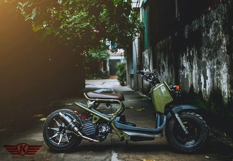 So với các bộ kit nhập khẩu với giá lên tới vài ngàn USD và thời gian gửi đặt từ nước ngoài có thể lên tới hàng tháng, giải pháp này giúp tiết kiệm thời gian và tiền bạc hơn nhiều. Bên cạnh phuộc nâng hạ, chiếc xe còn có bánh lớn bản 150 mm, đi kèm mâm xe ATV 8 cánh CNC và động cơ được đẩy lùi về phía sau.