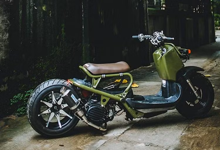 Không giống như những bộ kit hạ gầm của Zoomer, giải pháp được MTB sử dụng vẫn dựa trên phuộc sau dạng lò xo truyền thống, nhưng có bộ nâng hạ gầm khí nén tách biệt với hệ thống treo phía sau. Khi hạ thấp xuống tối đa, gầm xe sẽ nằm sát đất với bánh sau chạm khung, trong khi khoảng sáng gầm vẫn đạt mức tương đương như các loại xe ga khác ở chế độ phuộc cao nhất.