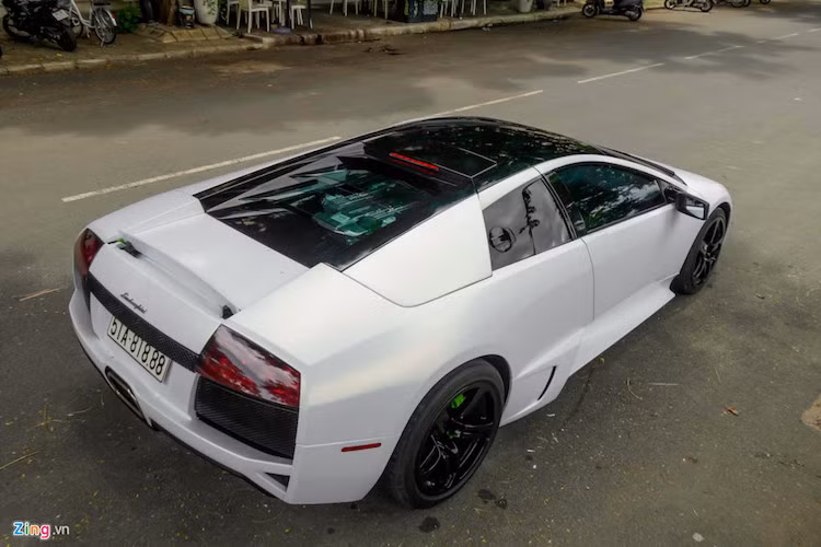 Chiếc xe đã qua nhiều đời chủ. Ban đầu, xe thuộc sở hữu của một thiếu gia Đà Nẵng, sau đó có thời gian về tay Minh Nhựa, rồi chuyển nhượng lại cho một đại gia khác ở Sài Gòn.