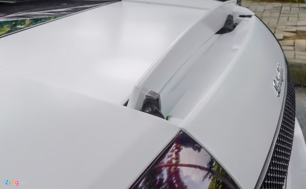 Một cánh gió nhỏ có tác dụng giảm tốc và tăng lực ép xuống mặt đường được điều khiển bằng hệ thống máy tính.