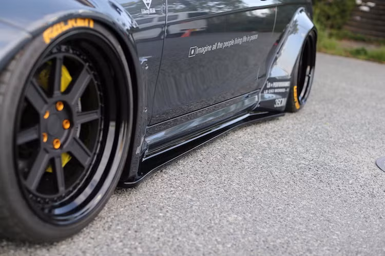 Ở hai bên thân xe, gói độ C63 AMG của Liberty Walk không thể thiếu được những hốc bánh được nới rộng bằng nẹp ốp bắt vít. Với thân xe rộng hơn, chiếc C63 AMG đã có ngoại hình "ngầu" hơn và giống như những xe đua tại các giải đấu nội địa Nhật trong thập niên 60-70 của Thế kỷ 20.