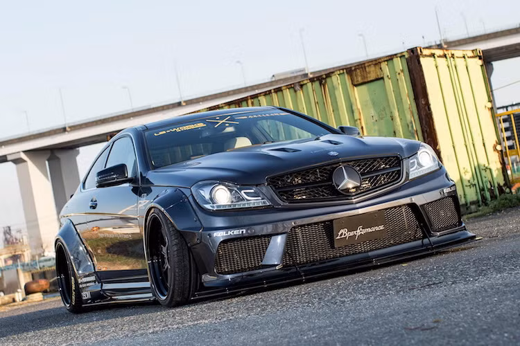 Dù đã bị ngừng sản xuất từ khá lâu nhưng tới nay chiếc siêu coupe Mercedes-AMG C63 thuộc thế hệ Mercedes C-Class W204 cũ vẫn được người chơi xe ưa chuộng. Thay vì sử dụng động cơ tăng áp như C63 AMG đời mới, C63 cũ là thế hệ cuối cùng được trang bị máy V8 nạp khí tự nhiên, với dung tích 6.2 lít.