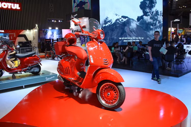 Trong không gian trưng bày với tên gọi Motoplex giống như các showroom cao cấp của tập đoàn Piaggio trên Thế giới - tại triển lãm xe máy Việt Nam 2017 (VMCS 217), hãng xe máy Piaggio tại Việt Nam đã đem tới trưng bày mẫy xe tay ga siêu sang đặc biệt 946 (Vespa) Product Red, dựa trên cơ sở chiếc Piaggio Vespa 946.