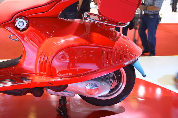 946 (Vespa) Red vẫn sẽ được trang bị động cơ 4 kỳ phun xăng điện tử như các bản 946 thường. Ngoài ra chiếc xe còn có hệ thống chống bó cứng phanh ABS 2 kênh, các bánh xe lớn 12 inch và hệ thống điều khiển lái điện tử có thể kết hợp với các thiết bị internet mới nhất.