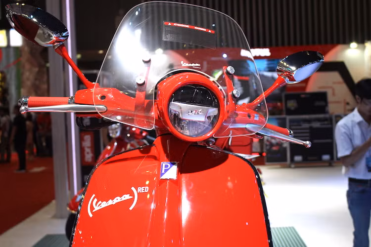 Sau nhiều hãng công nghệ và thời trang tên tuổi, năm nay Piaggio cũng tham gia vào chương trình (RED) với chiếc 946 Vespa Red đặc biệt. Là một sản phẩm ủng hộ tổ chức (RED), chiếc xe cũng được sơn hoàn toàn trong tông màu đỏ tươi đặc trưng. So với các phiên bản 946 khác, xe có logo (Vespa) red đặc biệt nằm trên yếm trước.