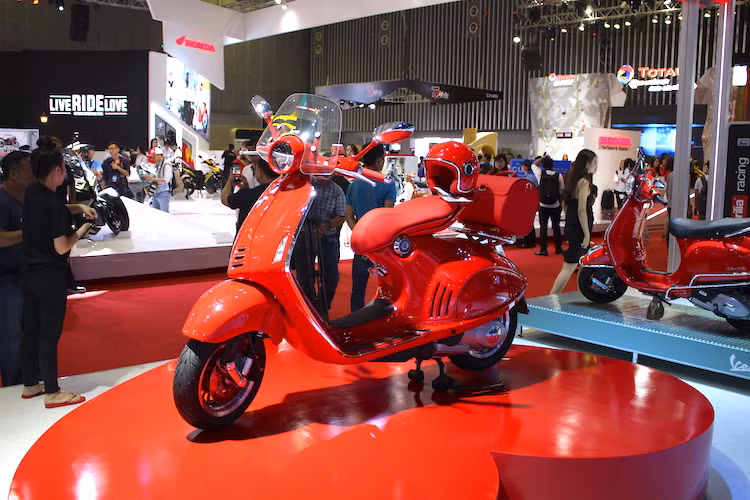 Trong những năm qua, đã từng có nhiều phiên bản đặc biệt của dòng Piaggio Vespa 946 được tung ra thị trường như Emporio Armani hay Bellissima, tuy nhiên phiên bản 946 (Vespa) Red sẽ có ý nghĩa đặc biệt hơn khi góp phần vào cuộc chiến chống lại căn bệnh thế kỷ AIDS của nhân loại.