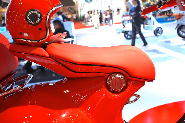 Dựa trên phiên bản 946 Emporio Armani của năm ngoái, 946 (Vespa) Red cũng không có thay đổi gì về thiết kế. Tuy nhiên, phần nắp kim loại bên dưới yên xe nay đã được khắc logo đặc biệt nhằm khẳng định sự đặc biệt của phiên bản này.