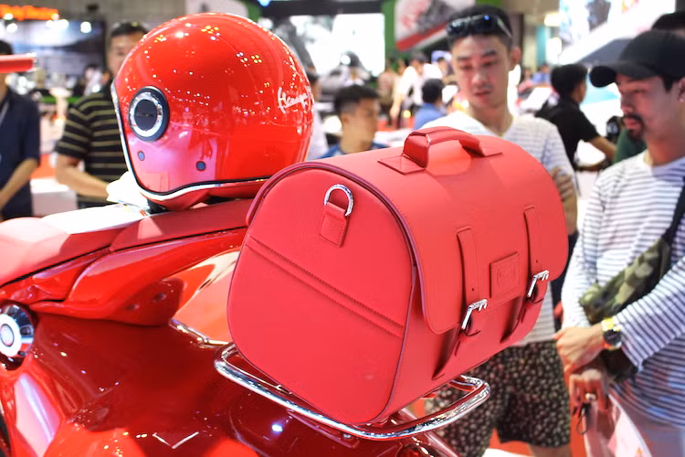 Đi kèm với mỗi chiếc 946 (Vespa) Red, Piaggio cũng tặng kèm khách hàng một chiếc mũ bảo hiểm màu đỏ với logo "ton-sur-ton". Ngoài ra, chiếc xe còn có sẵn một chiếc túi da cao cấp nằm trên baga sau, có thể tháo rời để trở thành túi xách tay như phiên bản 946 Armani trước đó.