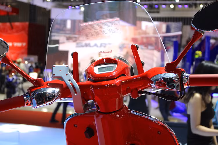 Giống như những phiên bản 946 khác, bề mặt yên và tay lái của siêu xe tay ga 946 (Vespa) Red cũng đã được khâu thủ công hoàn toàn bằng da thật. Đương nhiên, cả tay nắm lẫn yên xe đều được bọc da đỏ đồng điệu với màu thân xe.