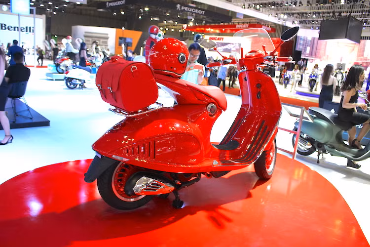 Với mỗi chiếc xe được bán ra, 150 USD sẽ được ủng hộ trực tiếp cho tổ chức từ thiện (RED). Piaggio sẽ bán 946 (Vespa) RED tại các thị trường châu Âu, châu Á - Thái Bình Dương và Mỹ.