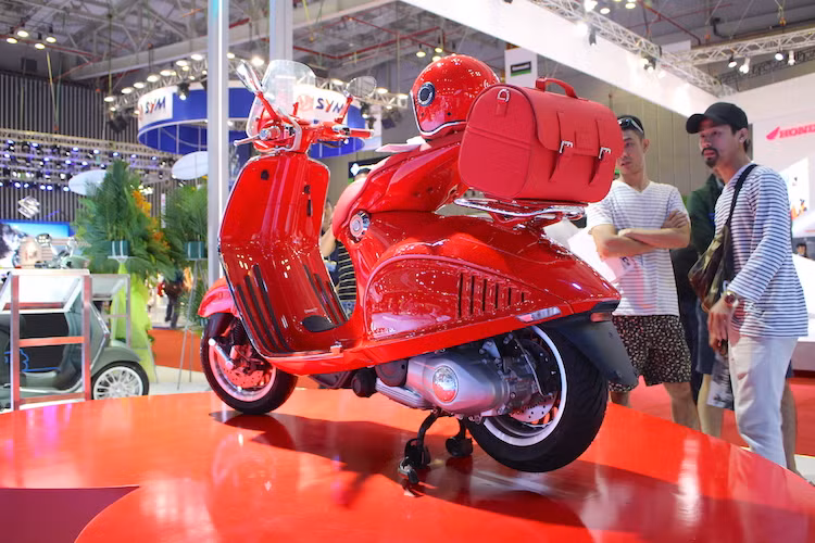 Hiện tại, chưa rõ giá bán và số lượng sản xuất của phiên bản 946 (Vespa) Red, tuy nhiên chắc chắn rằng giá của xe sẽ không thể rẻ hơn những chiếc 946 (trị giá 405 triệu đồng tại thị trường Việt Nam) trước đây.