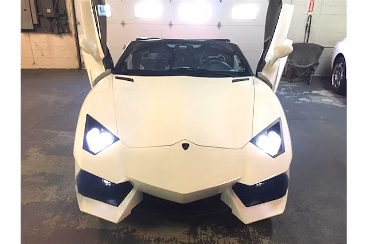 Ở bên ngoài, thân vỏ nguyên bản của chiếc Pontiac GTO đã được thay thế hoàn toàn bằng các chi tiết tạo hình theo nguyên mẫu Aventador Roadster. Dù đã rất cố gắng "nhái" dáng siêu xe nhưng do sự khác biệt về kết cấu khung, chiếc Aventador hàng "replica" của Tony trông vẫn khá "dại" khi nhìn từ phần đầu.