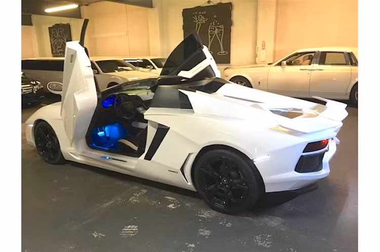 Theo Tony, chiếc Lamborghini hàng fake này có đầy đủ các trang bị như điều hòa, bảng đồng hồ, cửa kính điện..., dễ sửa chữa và thậm chí động cơ đang còn bảo hành 3 năm. Hiện tại, anh đang rao bán trực tuyến chiếc xe trên các trang mạng với giá 55.000 USD (tương đương 1,24 tỷ đồng) - rẻ hơn gần 1/8 so với một chiếc Aventador Roadster thật.