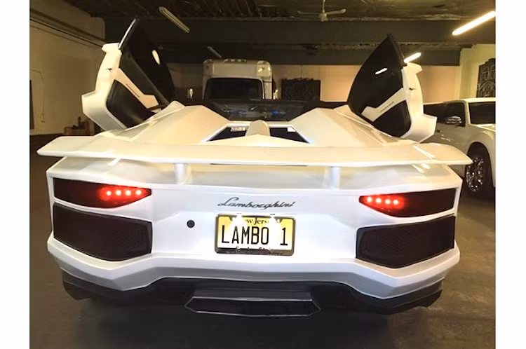 Tuy nhiên ở phía sau, chiếc xe trông đã giống với Aventador Roadster thật hơn, với sự khác biệt dễ nhận ra nhất là đèn hậu LED. Trong quá trình độ xe, Tony đã sử dụng cả bộ mâm lấy từ Lamborghini Gallardo và chế cho chiếc Pontiac 2 cửa bên mở lật kiểu cắt kéo như siêu xe Lamborghini "hàng xịn".