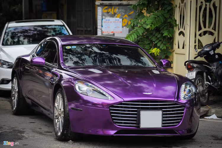 Tại Việt Nam hiện nay, Aston Martin Rapide S có số lượng không dưới 3 chiếc, trong số đó 2 chiếc hiện định cư tại Hà Nội. Được đưa về Việt Nam với màu sơn nguyên bản là trắng, tuy nhiên đến nay, đây đã là lần thứ 2 chủ nhân của chiếc Aston Martin Rapide S này đổi màu ngoại thất cho xe.