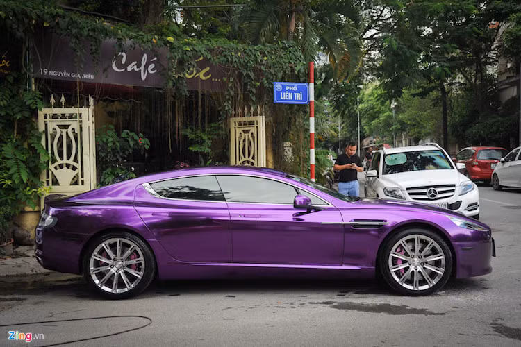 Tháng 1/2017, “siêu xe” 4 chỗ ngồi này xuất hiện với màu ngoại thất chrome bóng cực chất. Đến nay, xe lại tiếp tục được thay thế bằng màu chrome tím. Toàn bộ phần thân vỏ trừ cụm lưới tản nhiệt và mâm xe đều được phủ một lớp decal chrome màu tím sáng bóng.