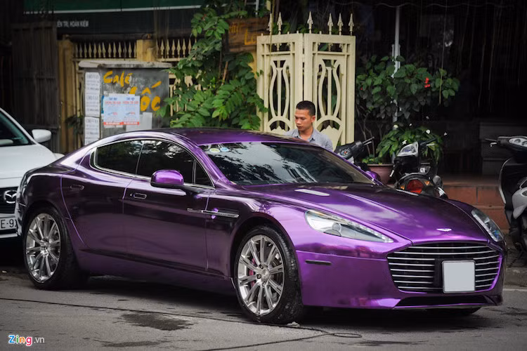 Tất nhiên hàng ghế sau không thể thoải mái như những chiếc Mercedes-Benz S-Class hay Porsche Panamera, nó chỉ phù hợp với trẻ em hoặc những người chiều cao khiêm tốn. Giá xuất xưởng của mẫu xe này vào khoảng 149.500 bảng Anh.